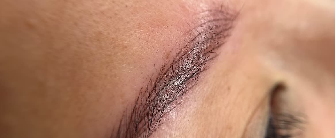 Nærbilde av naturlige bryn med tydelig hårstrå-teknikk — resultat fra microblading hos M Brow Stylist