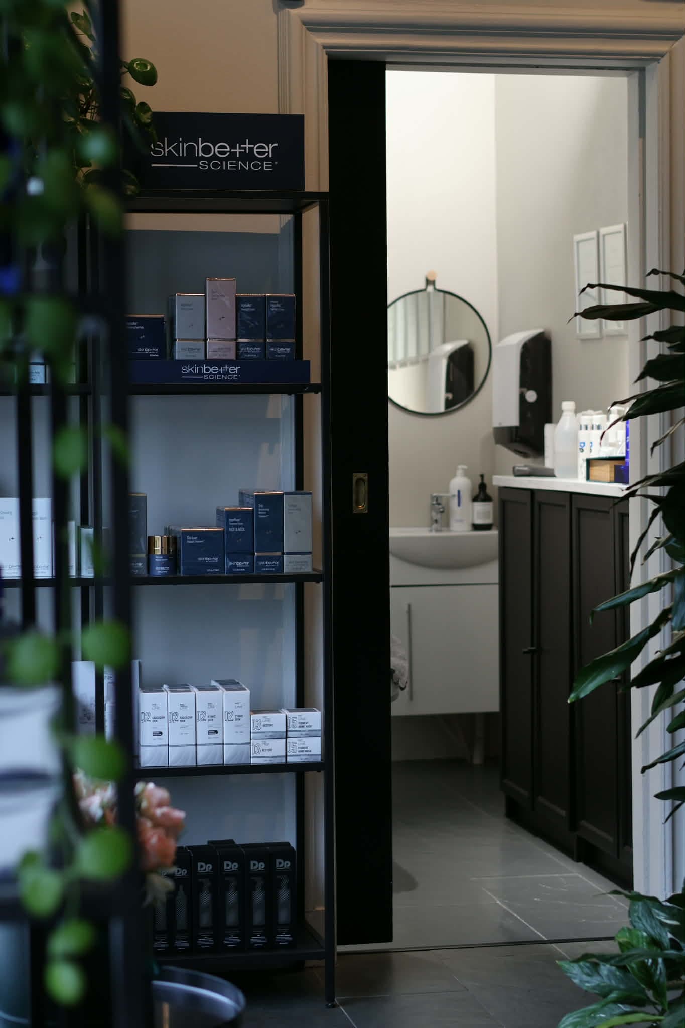 Medisinsk hudpleie fra skinbetter SCIENCE i studioet — produkter brukt i etterpleien av kosmetisk tatovering
